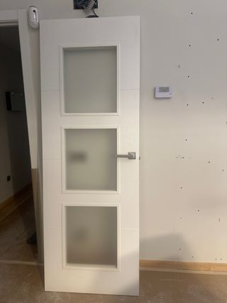 Puerta lacada blanca con 3 cristales 72.5x2,30
