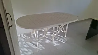 Mesa de terraza ovalada de plástico.