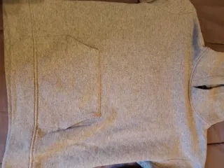 Felpa grigia con tasca