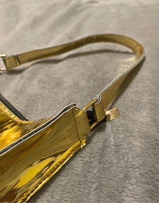 Bolso de mano dorado brillante