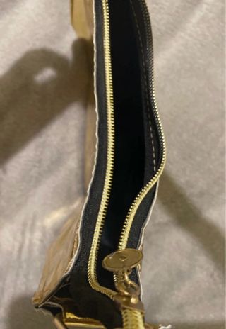 Bolso de mano dorado brillante