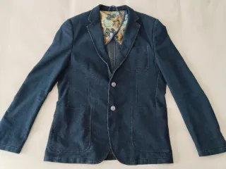 Chaqueta azul con forro interior estampado