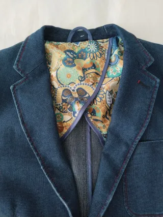 Chaqueta azul con forro interior estampado