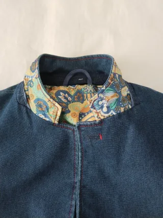 Chaqueta azul con forro interior estampado