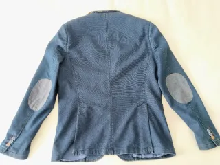 Chaqueta azul con forro interior estampado