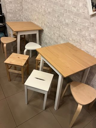 Mesas y taburetes de madera