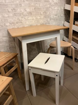 Mesas y taburetes de madera