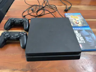PS4 Slim Negra + 2 Mandos + 2 Juegos