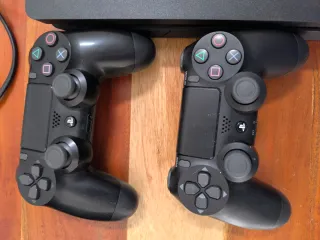 PS4 Slim Negra + 2 Mandos + 2 Juegos