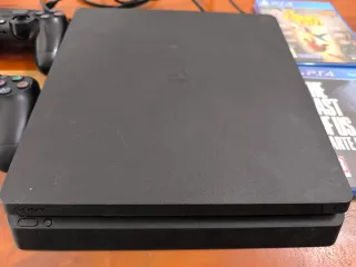 PS4 Slim Negra + 2 Mandos + 2 Juegos