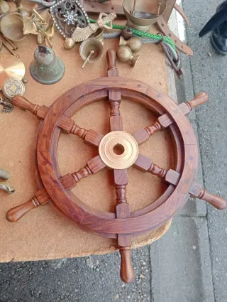 Timón de barco de madera y metal