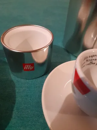 Set tazzina caffè illy, tovaglietta e altro