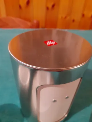 Set tazzina caffè illy, tovaglietta e altro