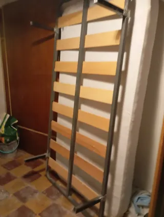Somier de metal y madera con colchón
