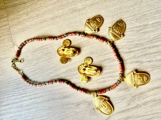 Collar y pendientes con caras doradas