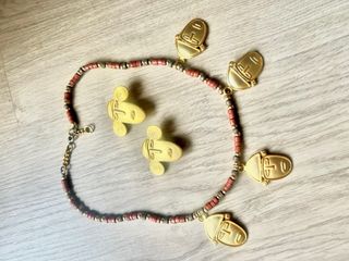 Collar y pendientes con caras doradas