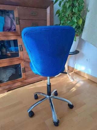 Silla de oficina giratoria y regulable