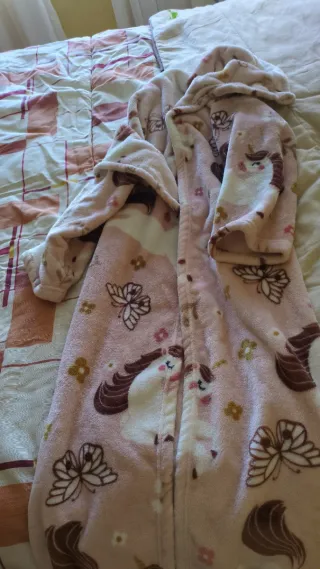 Manta con mangas unicornio y mariposas