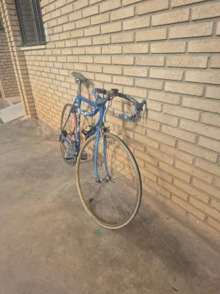 Bicicleta de carretera azul antigua