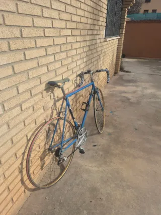 Bicicleta de carretera azul antigua