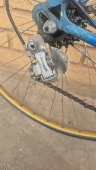 Bicicleta de carretera azul antigua