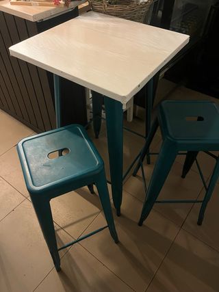 Mesa alta y taburetes metálicos