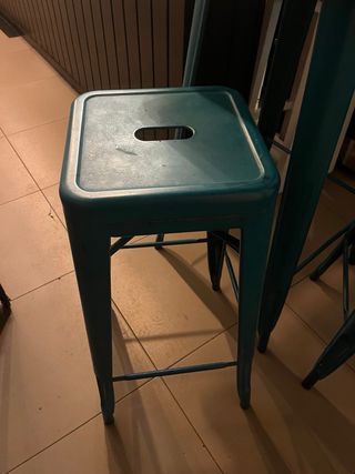 Mesa alta y taburetes metálicos