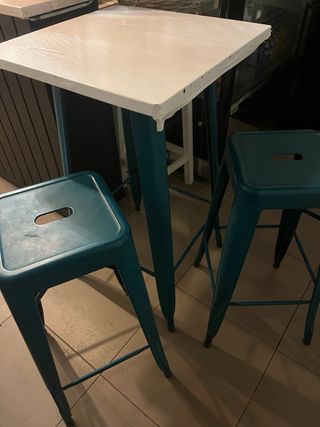Mesa alta y taburetes metálicos