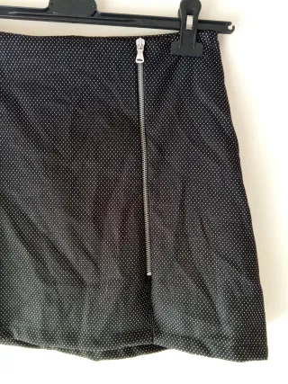 Minigonna nera con pois bianchi