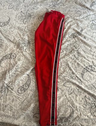 Pantalones Guess Rojos con Logo Lateral
