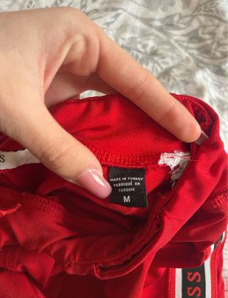 Pantalones Guess Rojos con Logo Lateral