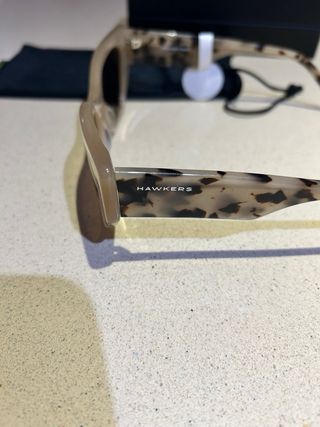 Gafas de sol beige y marrones