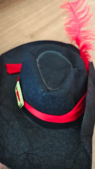 Sombrero pirata negro con cinta roja