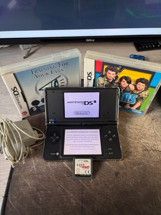 Nintendo DSi Negra + 3 Juegos / Nicole