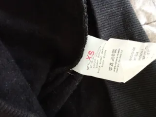 Felpa nera con occhi e piume