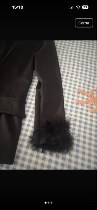 Americana negra con plumas