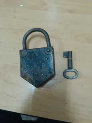 Candado antiguo con llave
