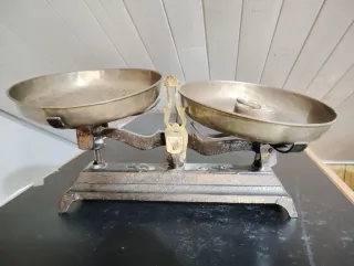 Balanza antigua de latón