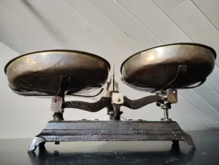 Balanza antigua de latón