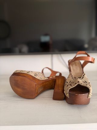 Sandalias de piel beige y marrón