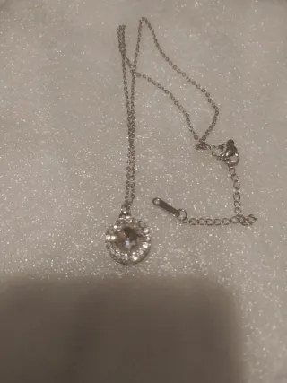 Collar de acero con colgante de circonita