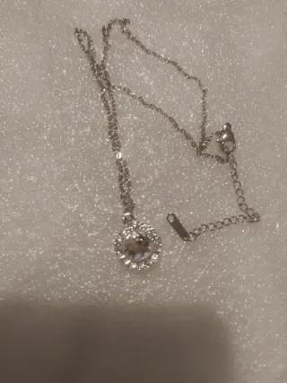 Collar de acero con colgante de circonita