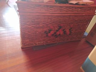 Baúl de mimbre con flores