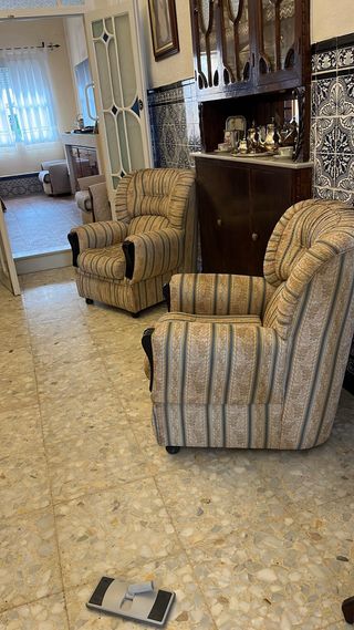 2 Sillones de tela beige y madera