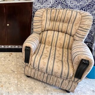 2 Sillones de tela beige y madera