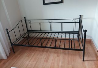 Estructura cama individual metálica negra.