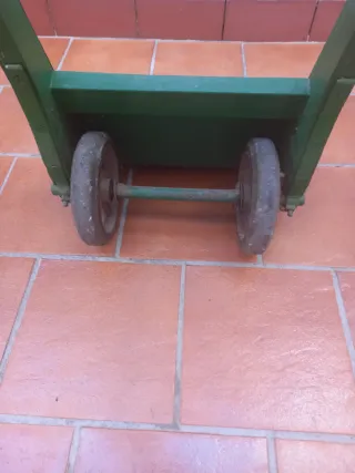 Carretilla  de carga transportadora de madera.