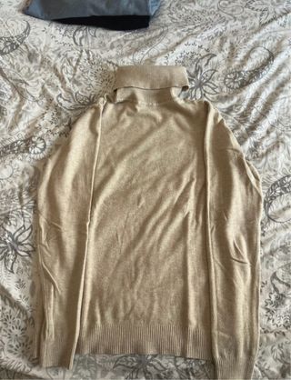 Jersey negro ,Beige y azul grisáceo de cuello alto