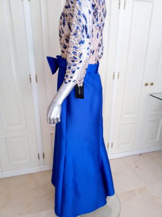 Vestido de fiesta azul con lazo