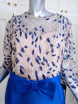 Vestido de fiesta azul con lazo